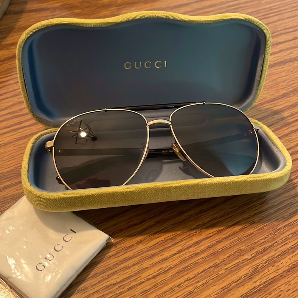 LIKE NEW Gucci Aviator Sunglasses